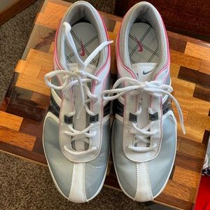 Women’s Nike tennis shoes size 9.5